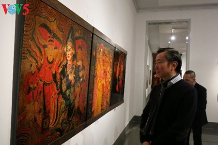  “Going into a trance” ritual depicted in Tran Tuan Long’s lacquer paintings  - ảnh 1